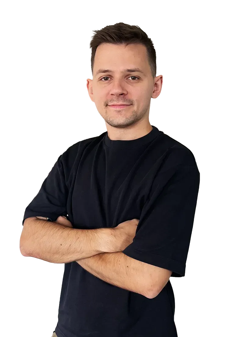 Autor Moritz Löhr mit verschränkten Armen in einem schwarzem T-Shirt